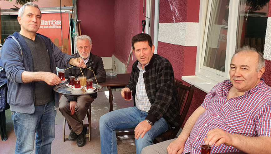 Normal hayata dönüş: Demli çay sohbetleri başladı