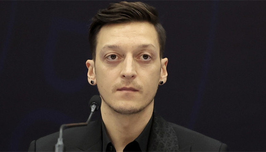 Mesut Özil formasını bağışladı