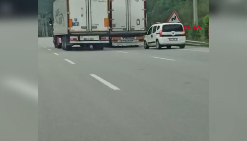 Trafikte yol verme inatlaşması kazayla bitti; o anlar kamerada