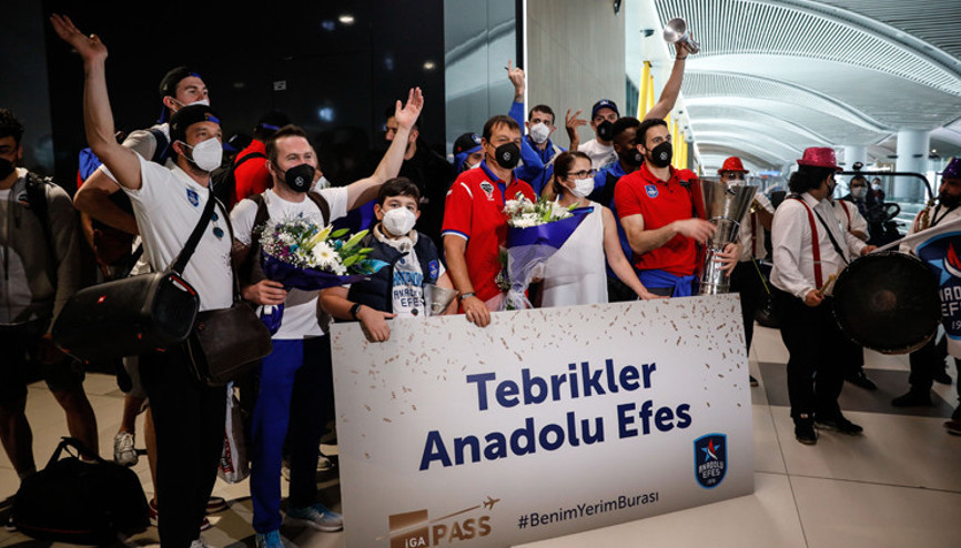 Euroleague şampiyonu Anadolu Efese coşkulu karşılama