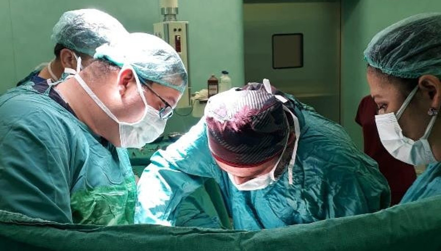 Ağrıyla gitti, karnından 6 kiloluk tümör çıkarıldı
