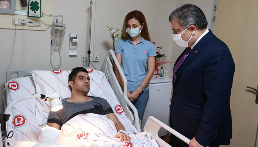 Bakan Kocadan hastası tarafından bıçaklanan doktor İskendere ziyaret