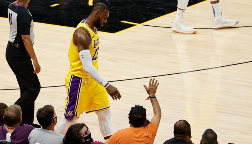 NBAde Gecenin Sonuçları: Son şampiyon Lakers elenmenin eşiğinde LeBron maç bitmeden sahayı terk etti...