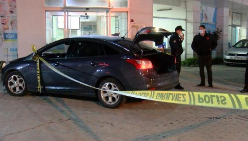 Tıp merkezi önündeki otomobilde başından vurulmuş halde bulundu