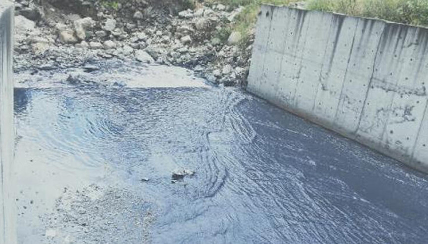 Esenyurtta bulunan yağmur suyu kanalı yine mavi aktı