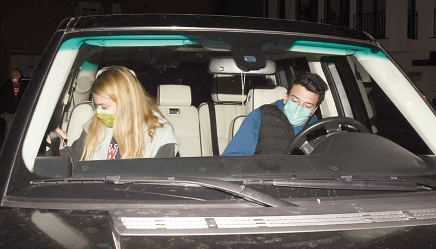 Derya  Şensoy ile Celal Can Algül Cihangirde... Objektife alışamadı