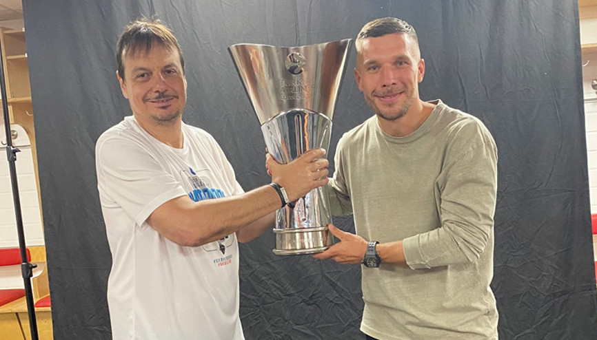 Lukas Podolski, Anadolu Efes maçı sonrası Fenerbahçeyi tiye aldı Ergin Ataman...