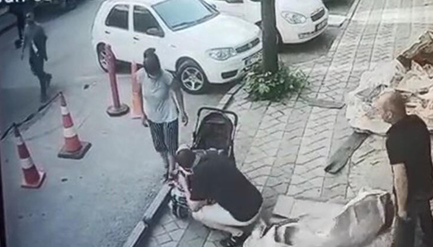 Bebek arabasıyla ilgilenirmiş gibi yaptı... İnsanlık ölmüş dedirten görüntü