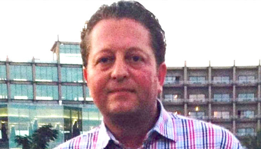 Pasaport süresini tartışırken bir anda yere yığıldı..