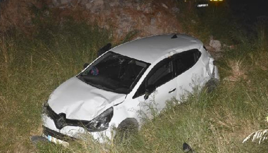 Kaza yapan sürücü, araçta sıkışan yolcuları bırakıp kaçtı
