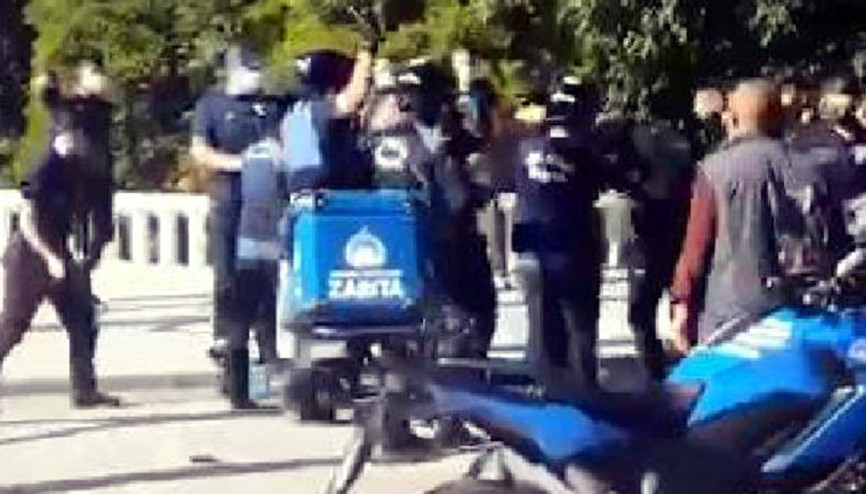 Taksimde hareketli dakikalar Zabıtadan seyyar satıcıya coplu müdahale