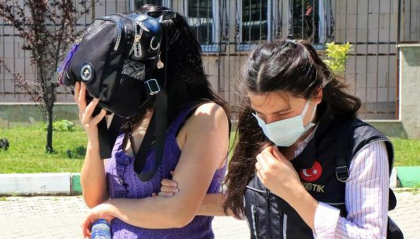 Buzluğa gizlenen uyuşturucularla yakalanan kadına gözaltı