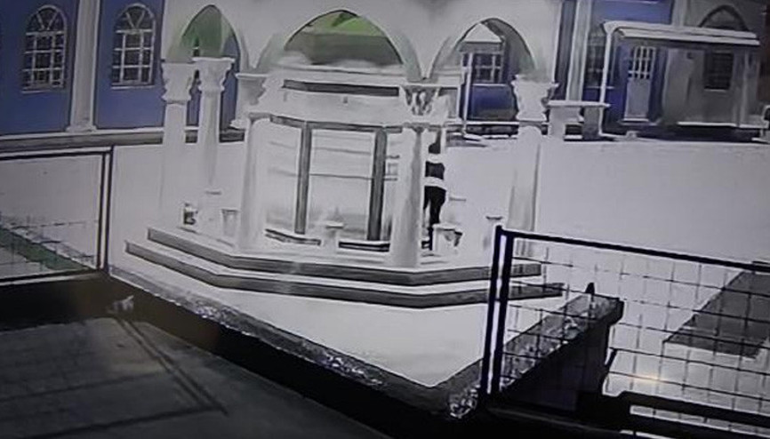 Sultangazide cami musluklarını çaldı O anlar kamerada Sultangazide cami musluklarını çaldı O anlar kamerada