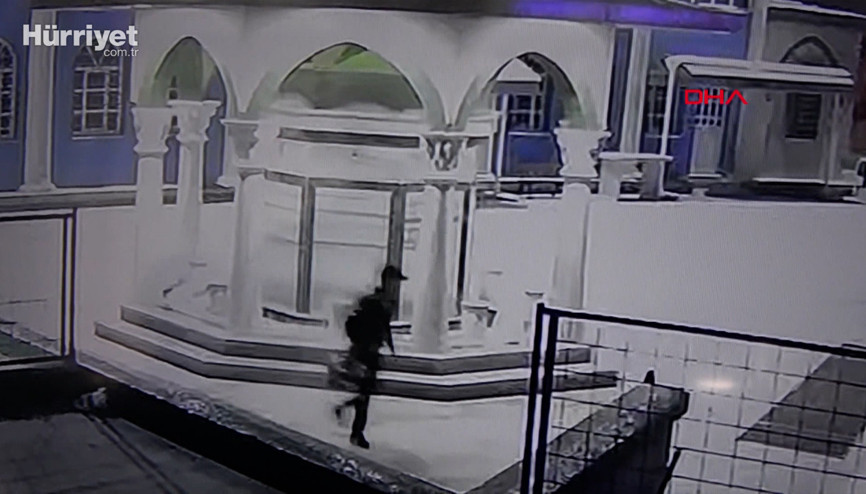 Sultangazide cami musluklarını çaldı Sultangazide cami musluklarını çaldı