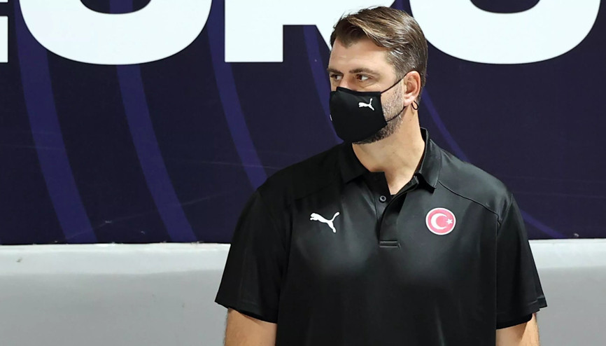 Mehmet Okur hem saha içinde hem saha dışında milli oyunculara yardımcı oluyor Mehmet Okur hem saha içinde hem saha dışında milli oyunculara yardımcı oluyor