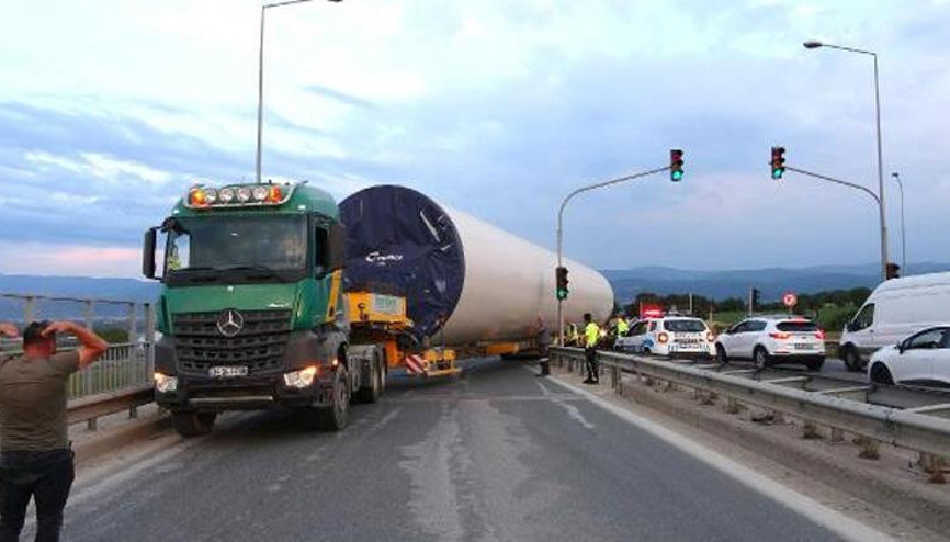 Rüzgar türbini gövdesi yüklü TIRın dönüşü için yoğun çaba