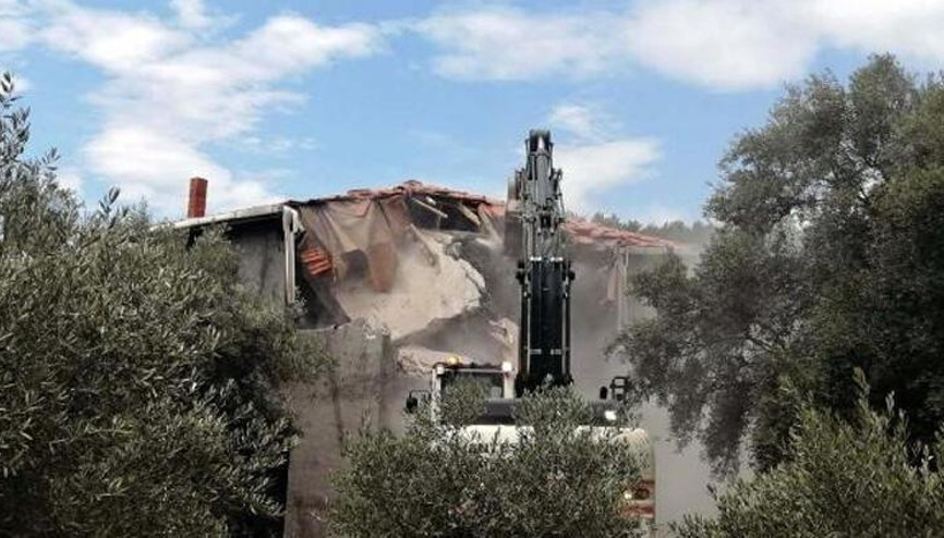 Akbük Koyundaki kaçak yapılar yıkıldı