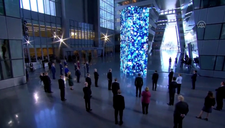 NATO üyesi ülkelerin liderlerinden aile fotoğrafı