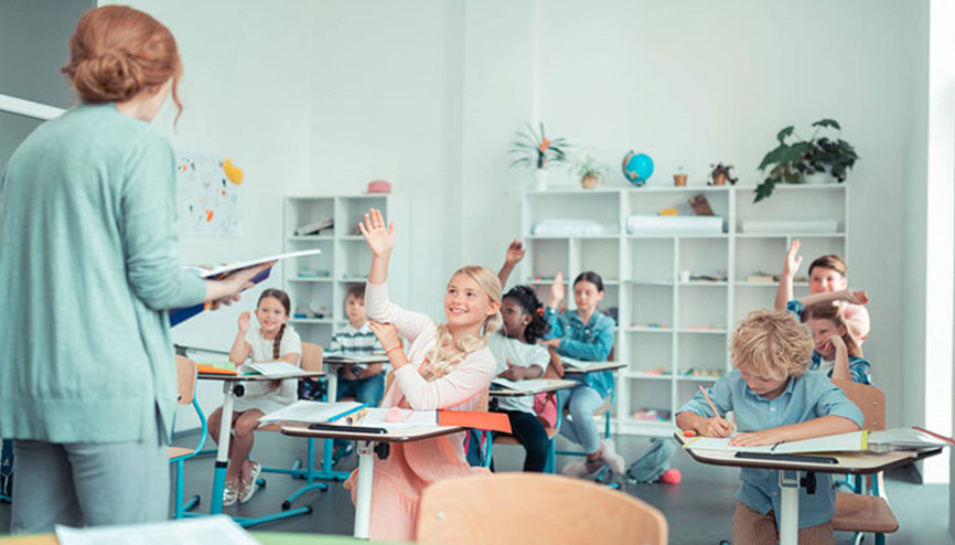 Mutlu bir gelecek hedefleyen gençler için iyi eğitim standartları