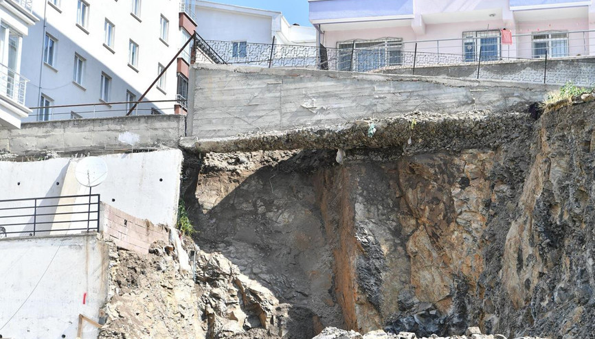 Otopark çöktü bina boşaltıldı