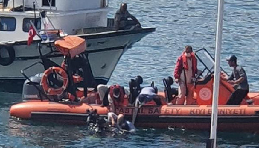 Son dakika... İstanbulda balıkçı teknesine gemi çarptı: 2 kişi hayatını kaybetti