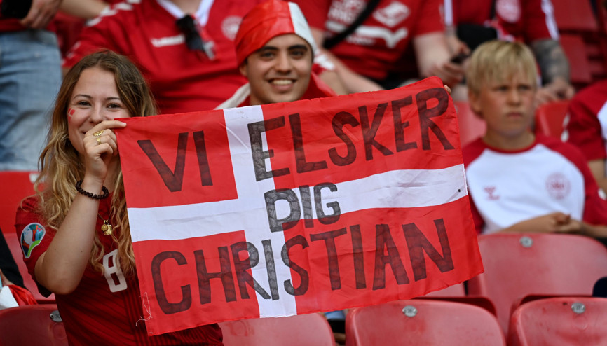 Danimarka-Belçika maçında Christian Eriksene destek