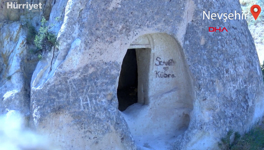 Kapadokyada peri bacalarına sprey boyalı tahrip