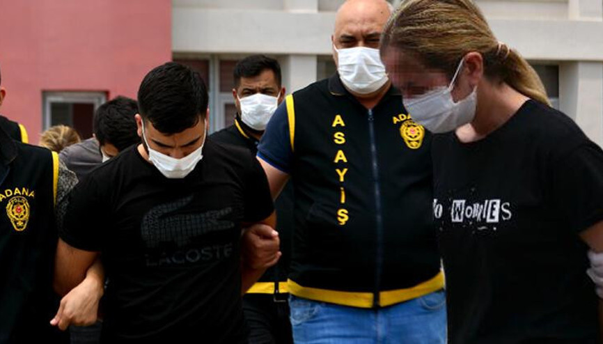 Teyzesinin erkek arkadaşının altınlarını aldı, senet imzalattı