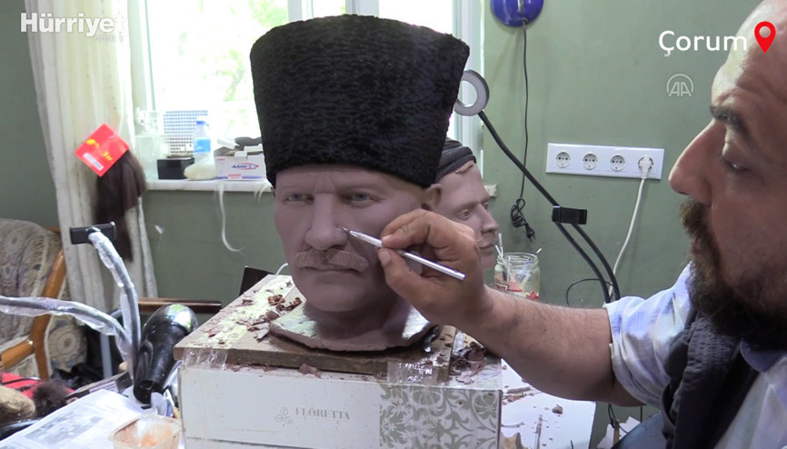 Çorumdan dünyaya yaptıkları bal mumu heykellerle açılıyorlar