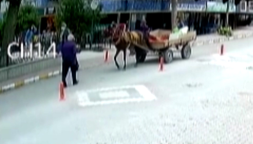 At arabasının yaşlı adama çarpma anı kamerada