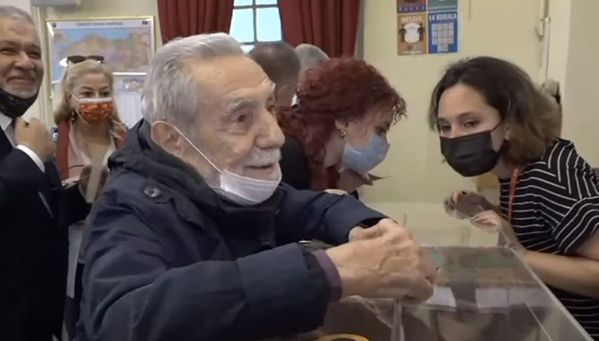 Ünlü oyuncu Aydemir Akbaş, Galatasarayın başkanlık seçiminde oy kullandı