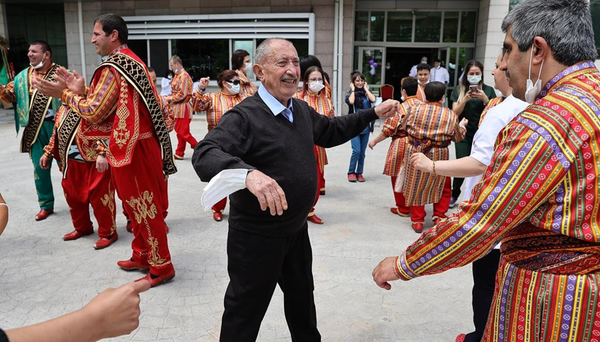 Huzurevi sakinleri doyasıya eğlendi