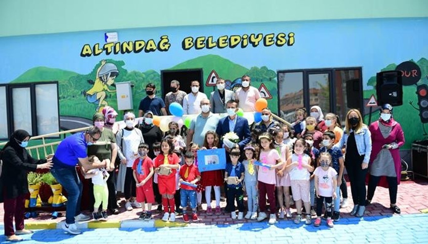 Çocuklarının elinden diploma aldılar