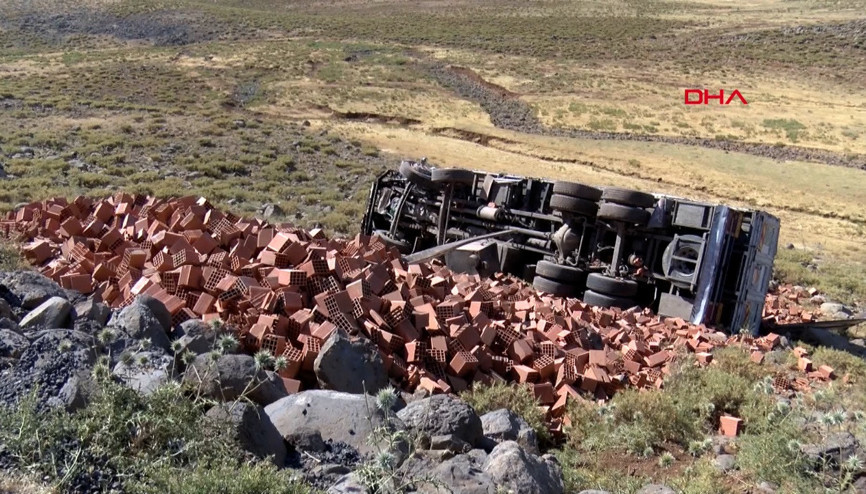 Tuğla yüklü kamyon ile otomobil çarpıştı: 2 ölü, 3 yaralı