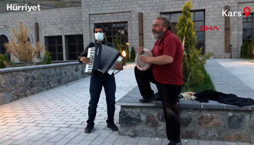 Gündüz ayakkabı boyacılığı ve televizyon tamirciliği, akşam da müzisyenlik yapıyorlar