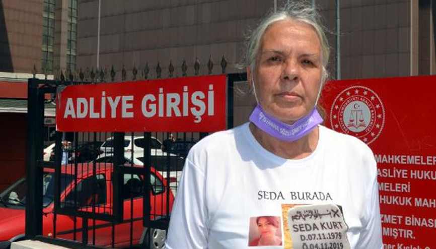 Öldürülen kızının mezar taşı fotoğraflı tişörtüyle duruşmaya geldi: Birileri görsün Öldürülen kızının mezar taşı fotoğraflı tişörtüyle duruşmaya geldi: Birileri görsün
