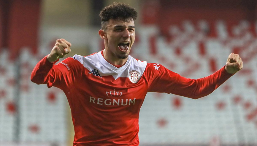 Antalyaspor, Gökdeniz Bayrakdarın bonservisini belirledi 5 milyon euro...