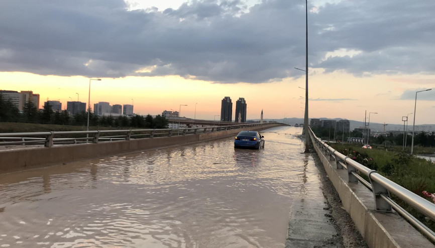 Yine yağmur yine yollarda su birikintisi