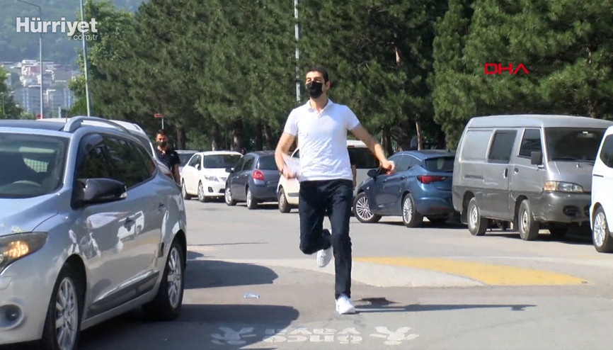 Bursada bir öğrenci koşarak geldi,  saniyelerle sınavı kaçırdı