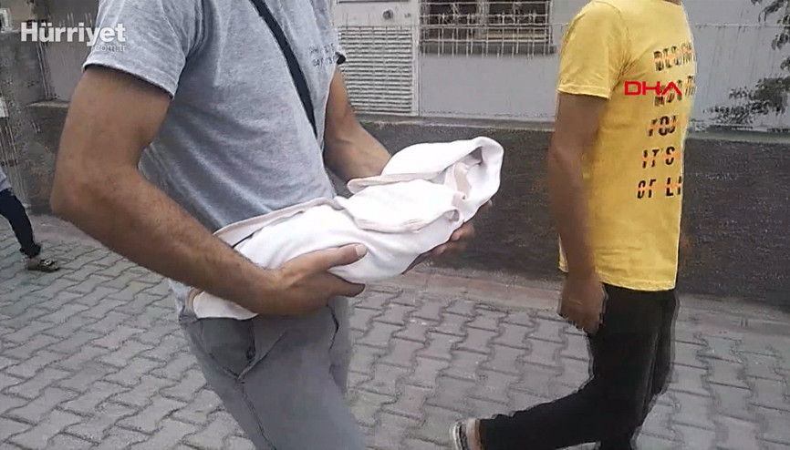 Yataktan düşüp ölen bir aylık kızını kucağında taşıdı