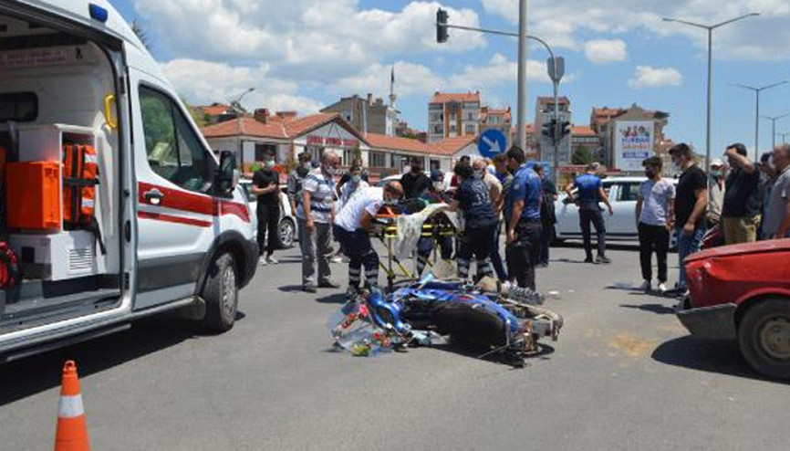 Otomobille çarpışan motosikletin sürücüsü öldü
