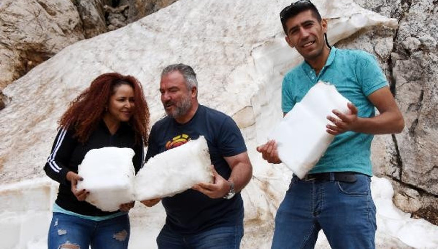 Serinlemek için Toroslardan kar kütleleri taşıyorlar