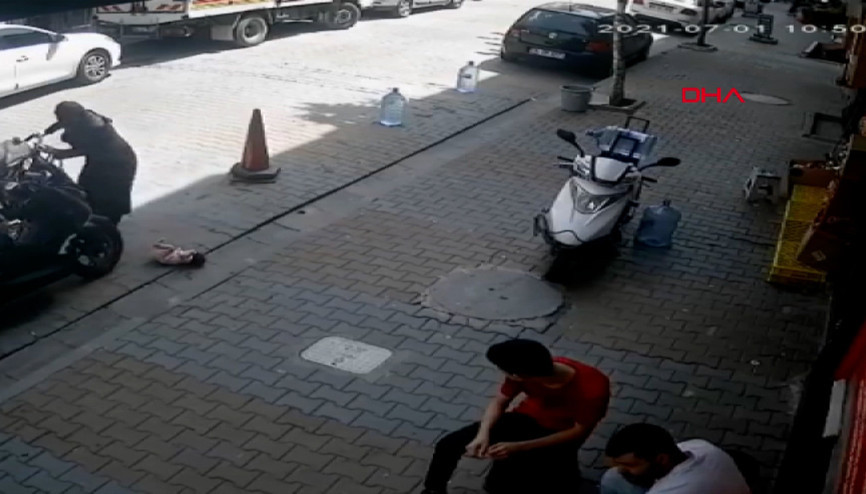 Dalgın anne, bebek arabasındaki çocuğunu yola düşürüp, üstüne bastı