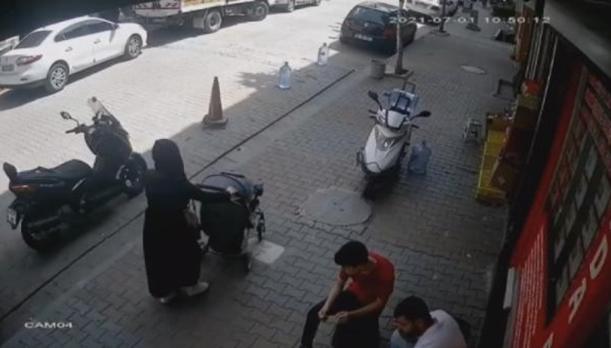 Bebeği yola düşürdü, üstüne bastı