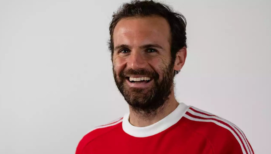 Juan Mata 1 yıl daha Manchester Unitedda