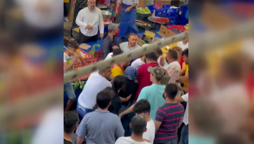 Beyoğlunda pazar yerinde saç saça baş başa kavga