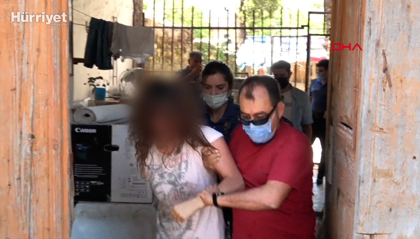 Daha önce bahçede bulunan kadın, şimdi de bir konağın müştemilatında bulundu