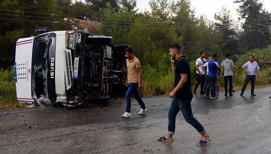 Mevsimlik işçileri taşıyan kamyonet devrildi Çok sayıda yaralı var