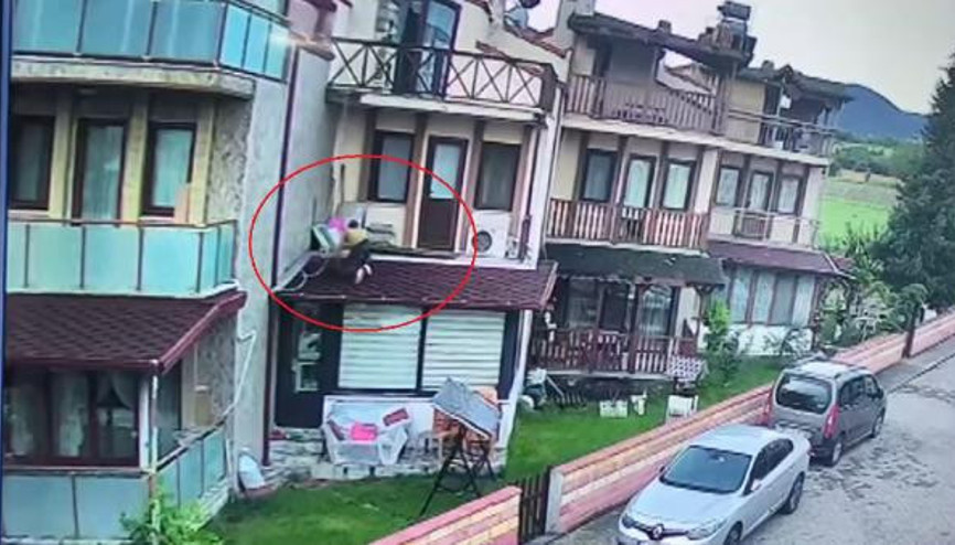 Eve balkondan girerken görüntülendi