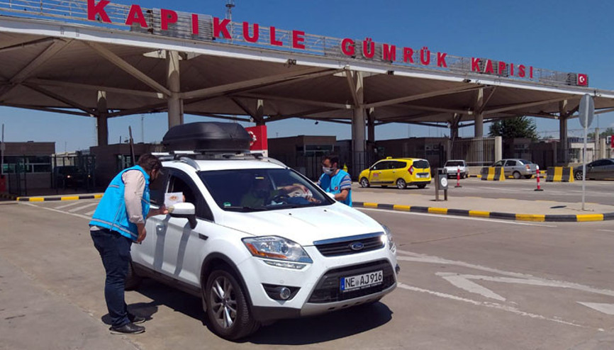 Türkiye Diyanet Vakfı gurbetçilere su ve lokum ikram etti